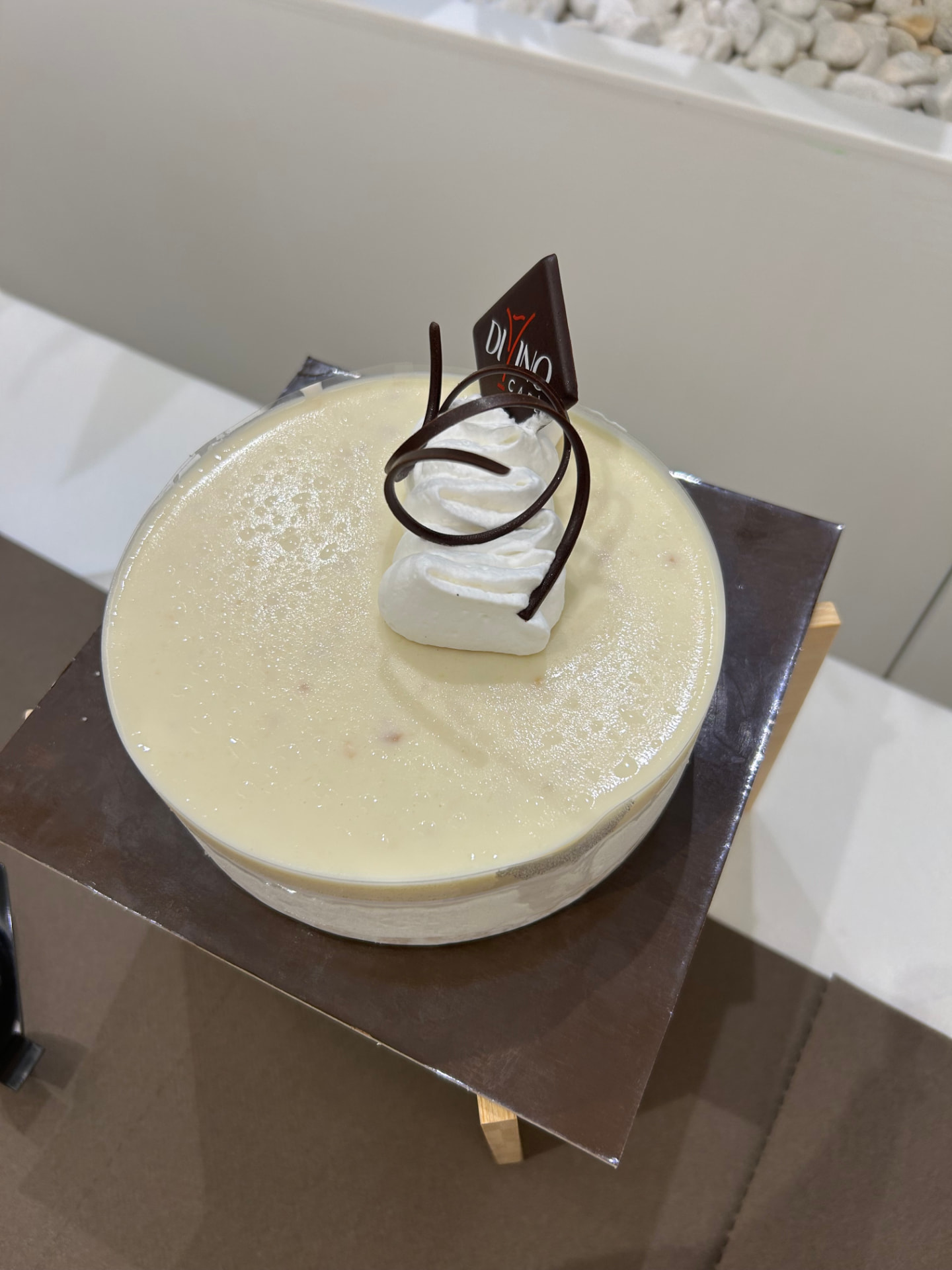 Torta alla crema con decoro di cioccolato