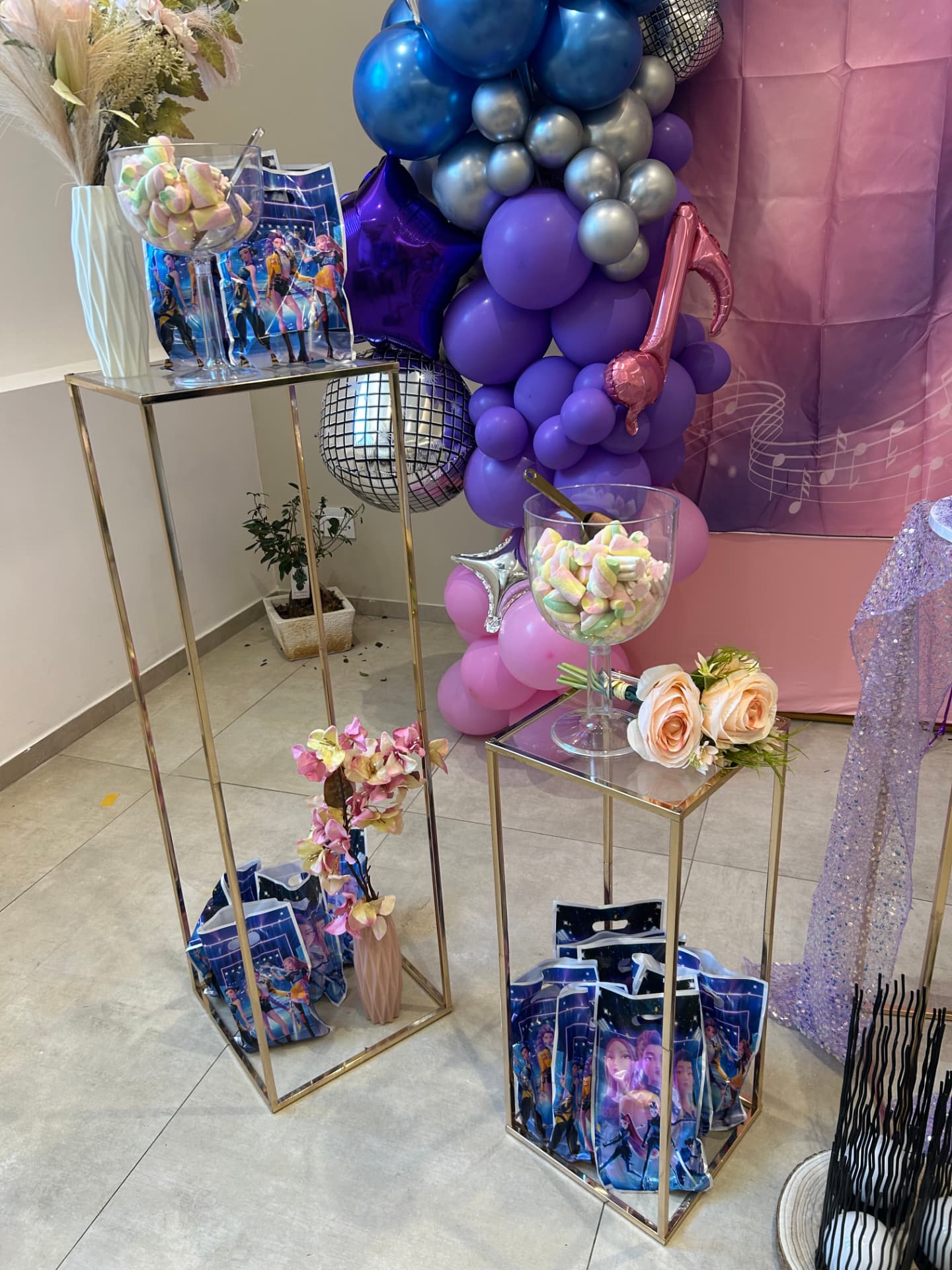 Dettagli di allestimento con caramelle e fiori