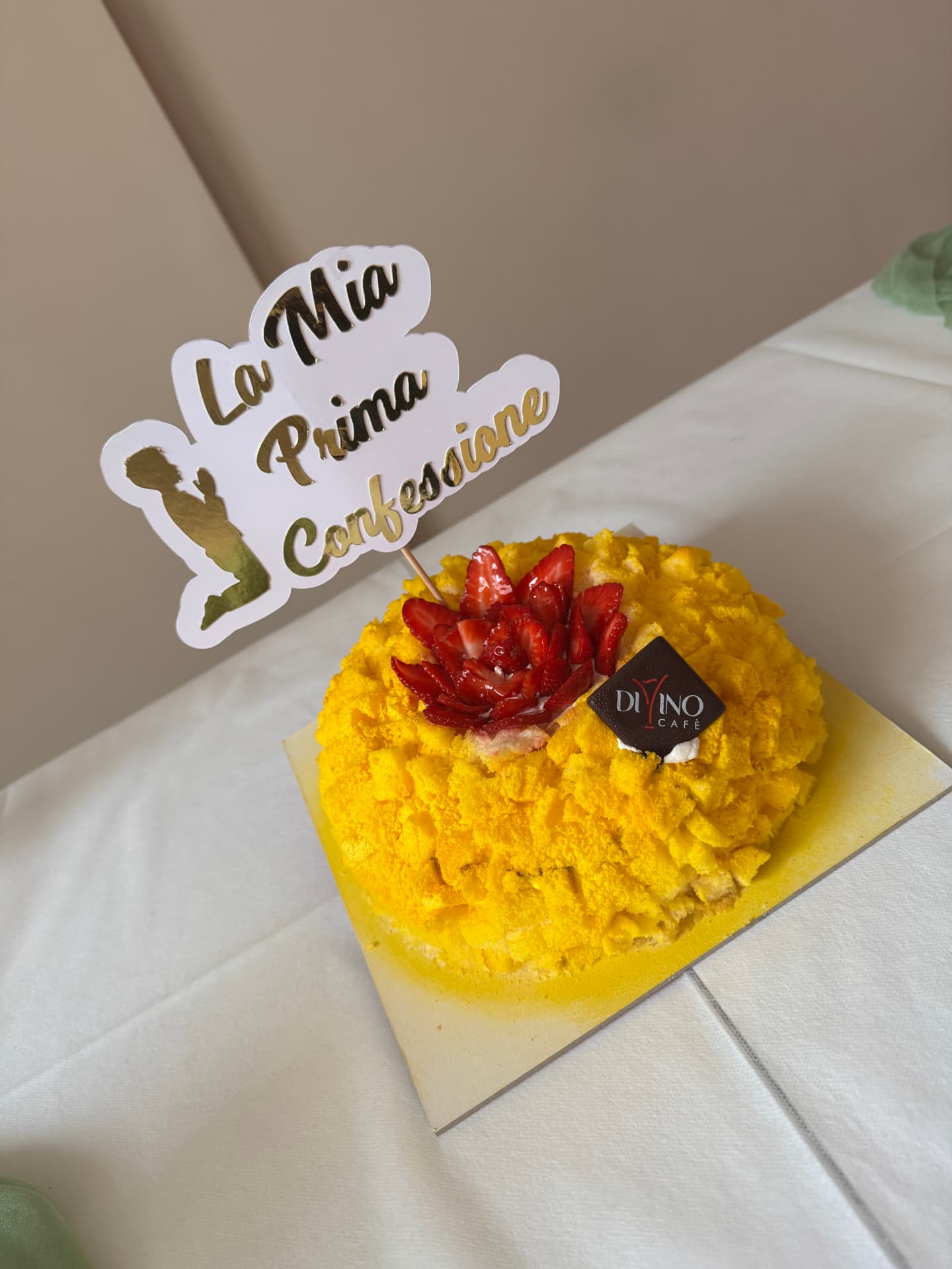 Torta mimosa con fragole