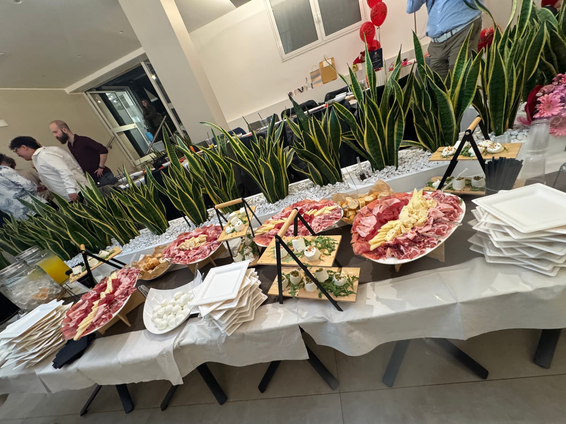 Buffet salato con taglieri di salumi e formaggi in sala
