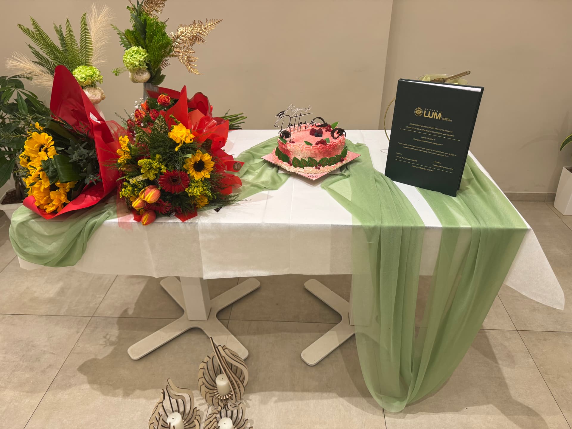Tavolo allestito per una festa di laurea