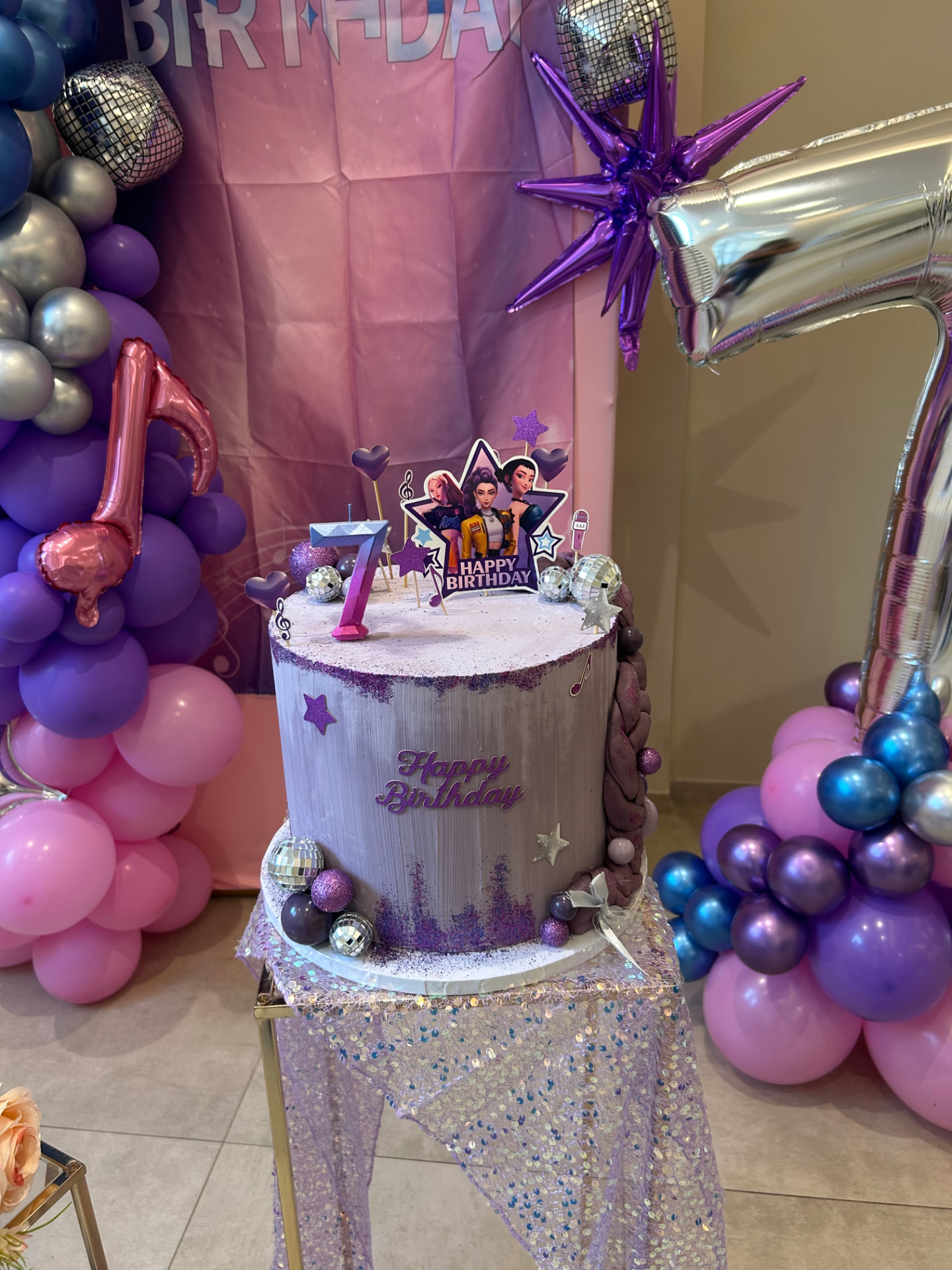 Torta di compleanno con allestimento di palloncini
