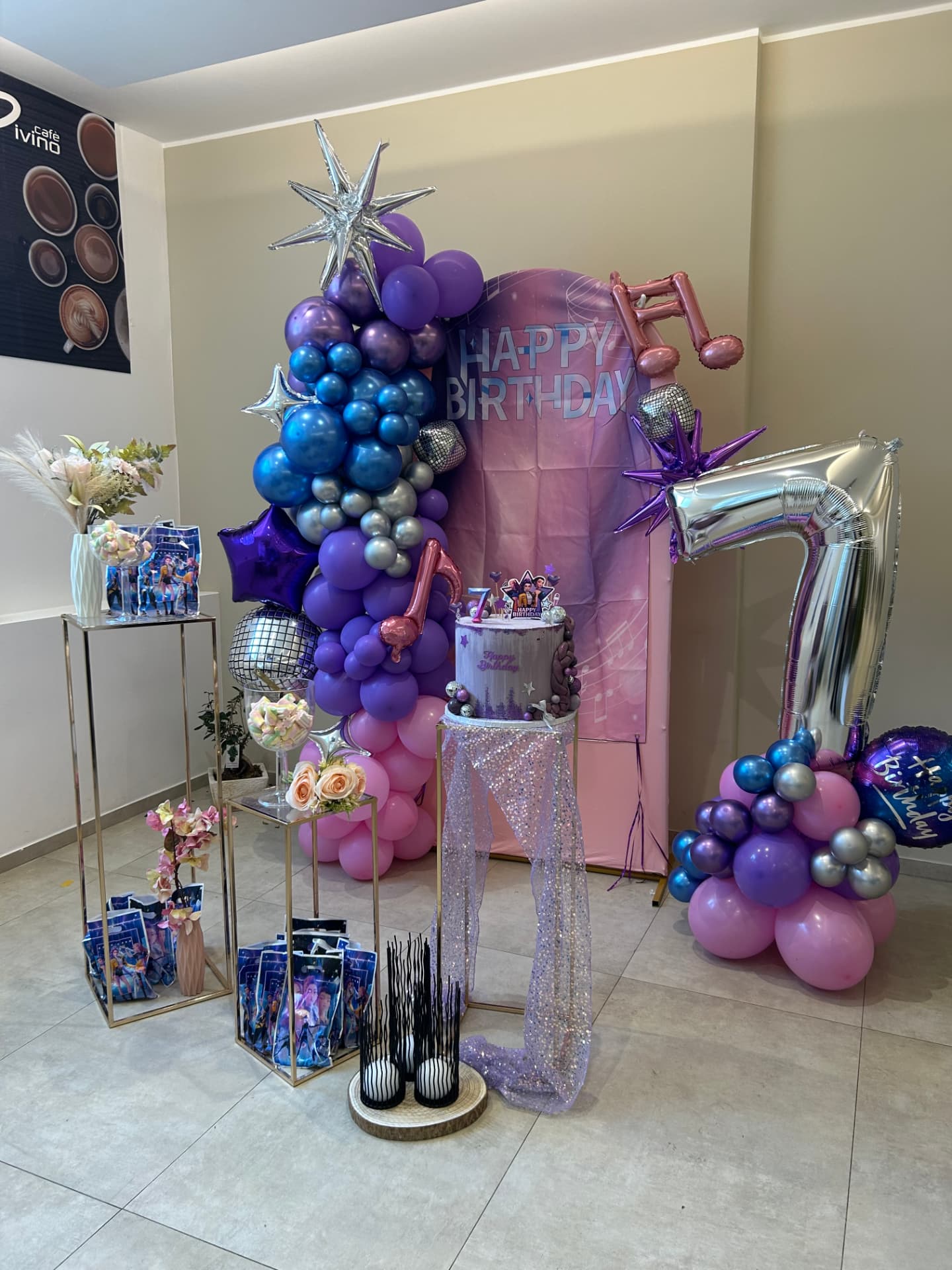 Allestimento con palloncini per un compleanno